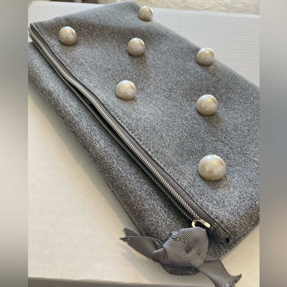 👛NWOT👛!!! Stella & Dot Grey Madison clutch grey with oversized pearls, zipper